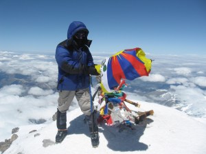 Алексей Юрков (Капитан Воронин) с флагом Далай Ламы на Западной вершине Эльбруса. Фото Ю. Круглова