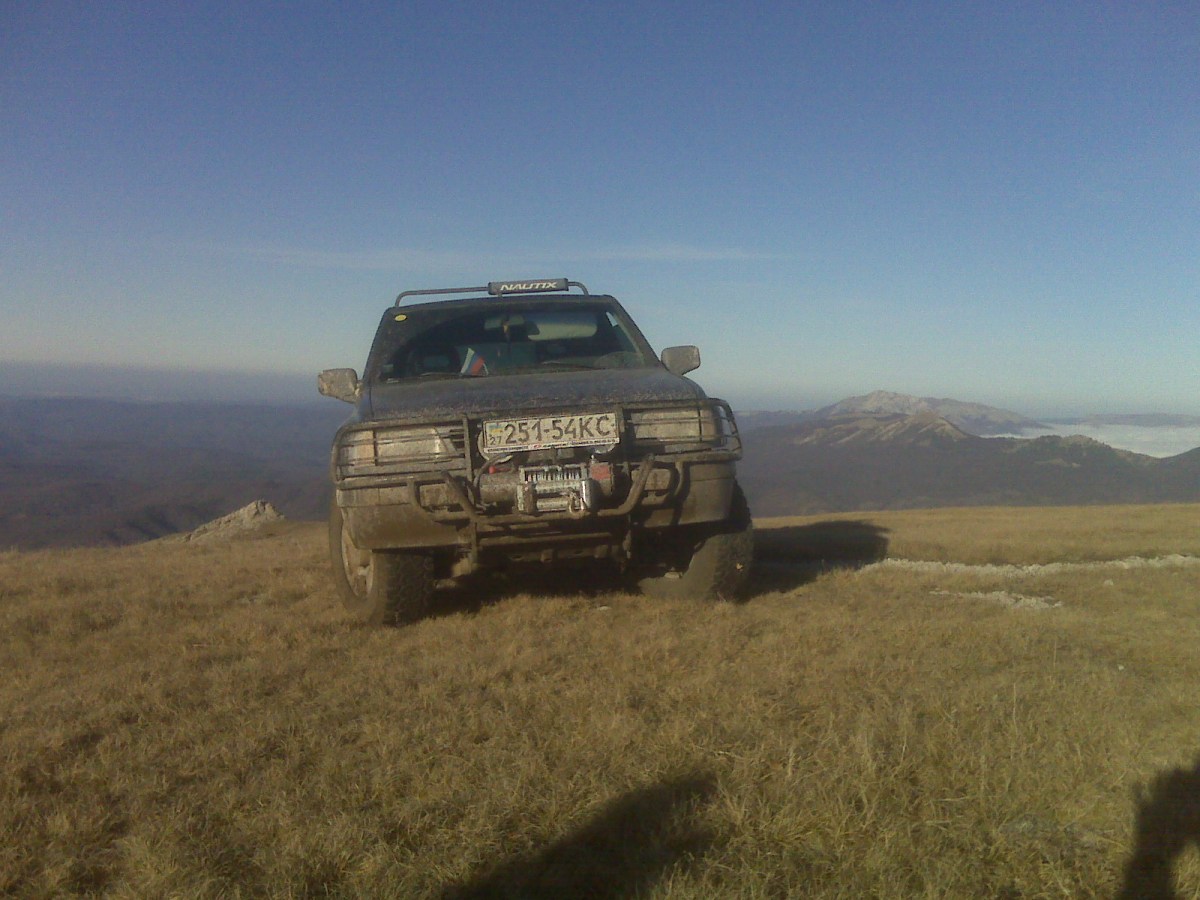 На фоне горы Черной и Чучель. Вдали Эклизи-Бурун