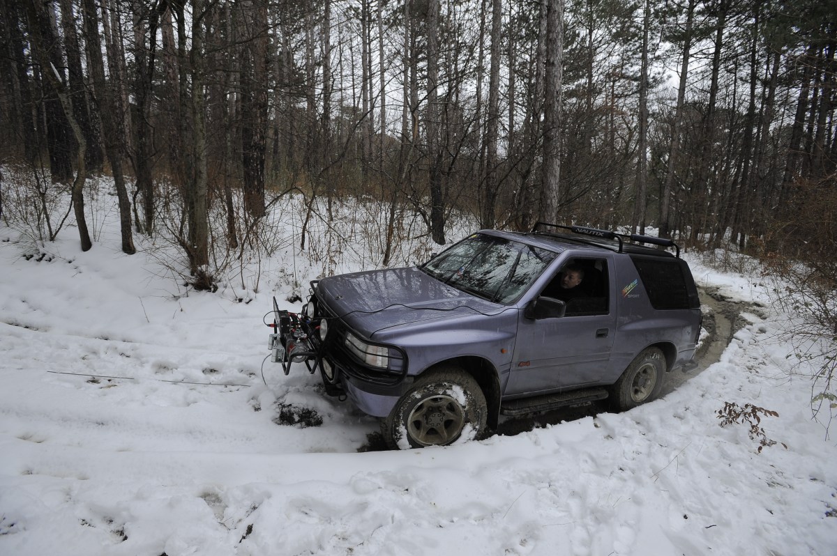 Снег мокрый, а внизу грязи по колено
