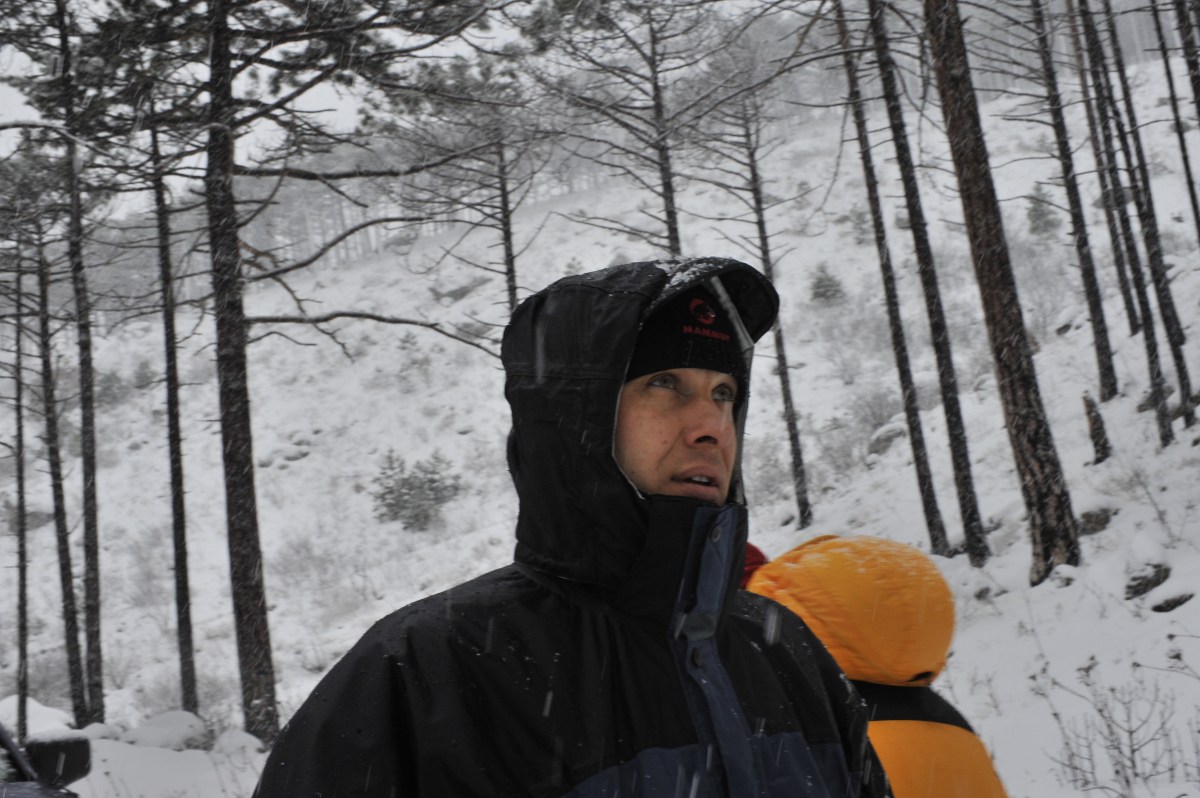 Начальник Комммунально-Спасателей Витя наблюдает за восхождением и тихо стучит в ЦРУ.