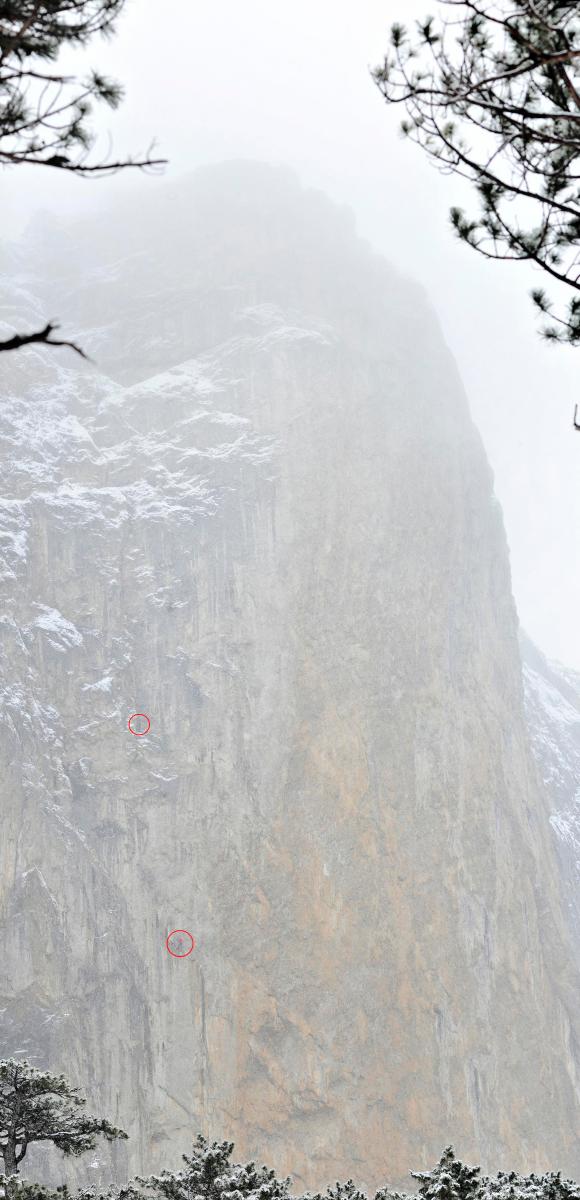 Максим Перевалов и Вова Клебанский (в красных кружочках) лезут на Шаан-Каю. Маршрут "Самурай"