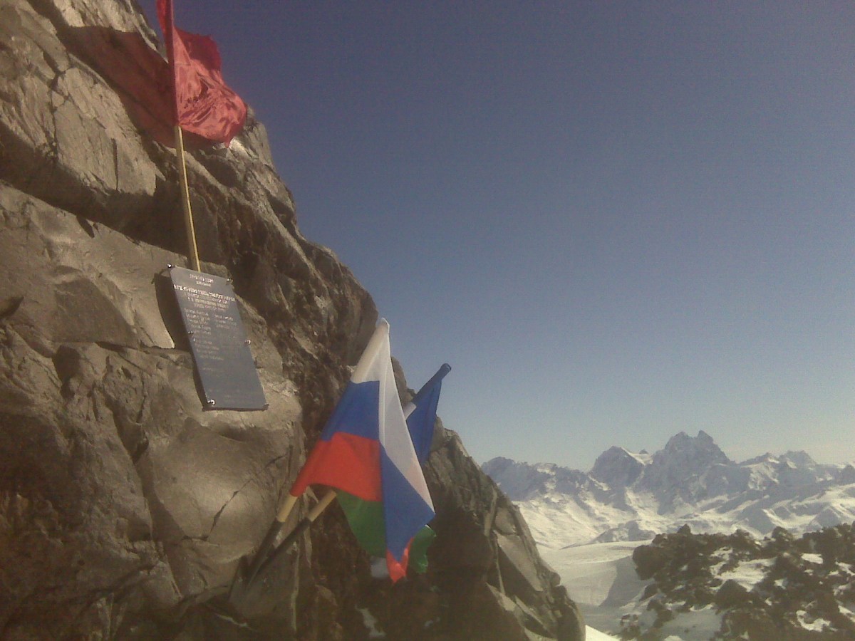 А на заднем фоне - Ушба