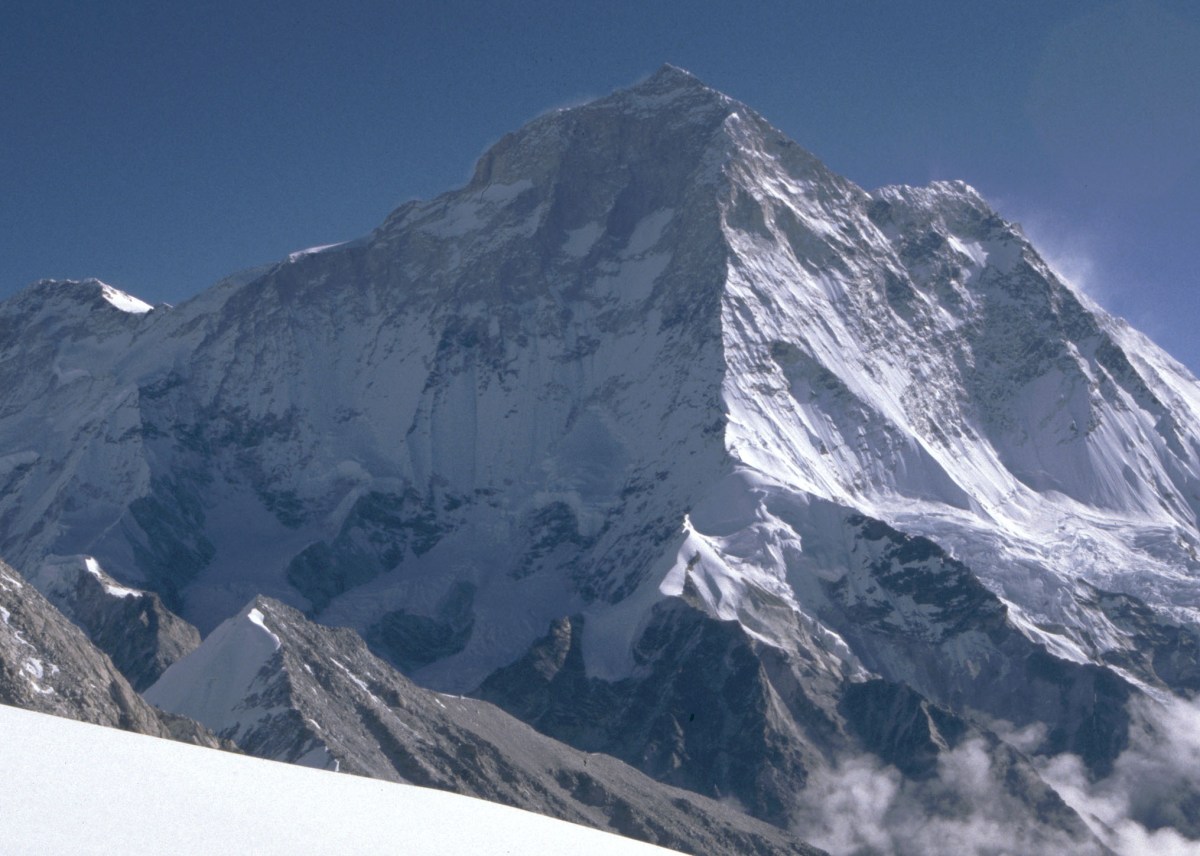 в. Макалу (8463 м). В центре - Западное ребро. Слева от него Западная стена, справа - Ю-З стена