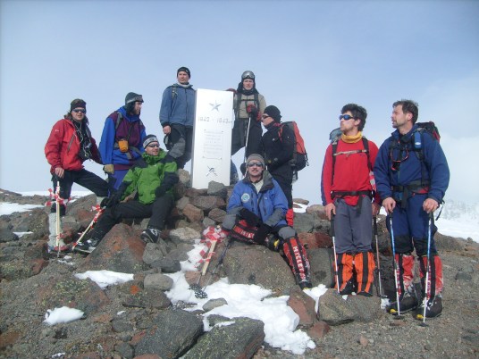 Национальная гималайская сборная Украины у памятника советским войнам, державшим оборону возле 105 пикета на Эльбрусе