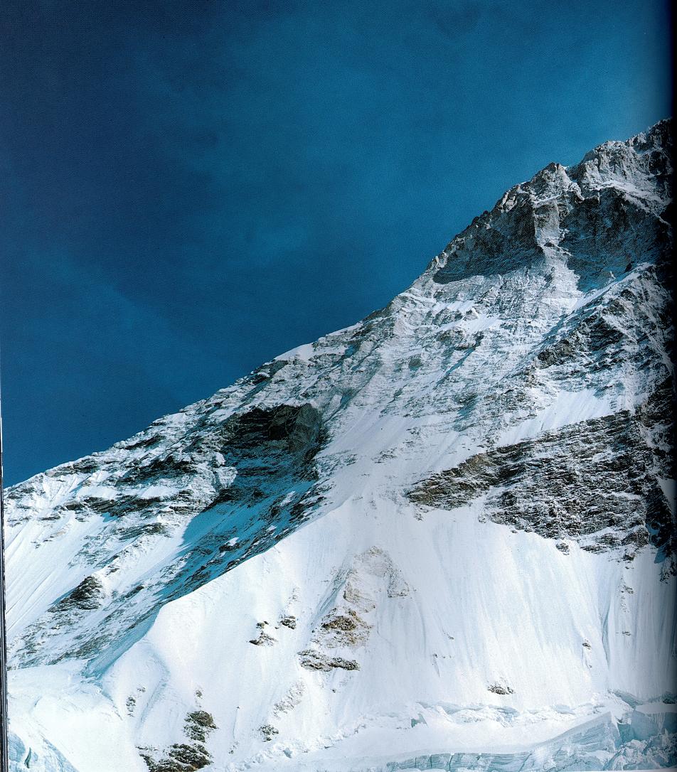 Ю-З стена Макалу, средняя часть. На фоне неба видно Западное ребро