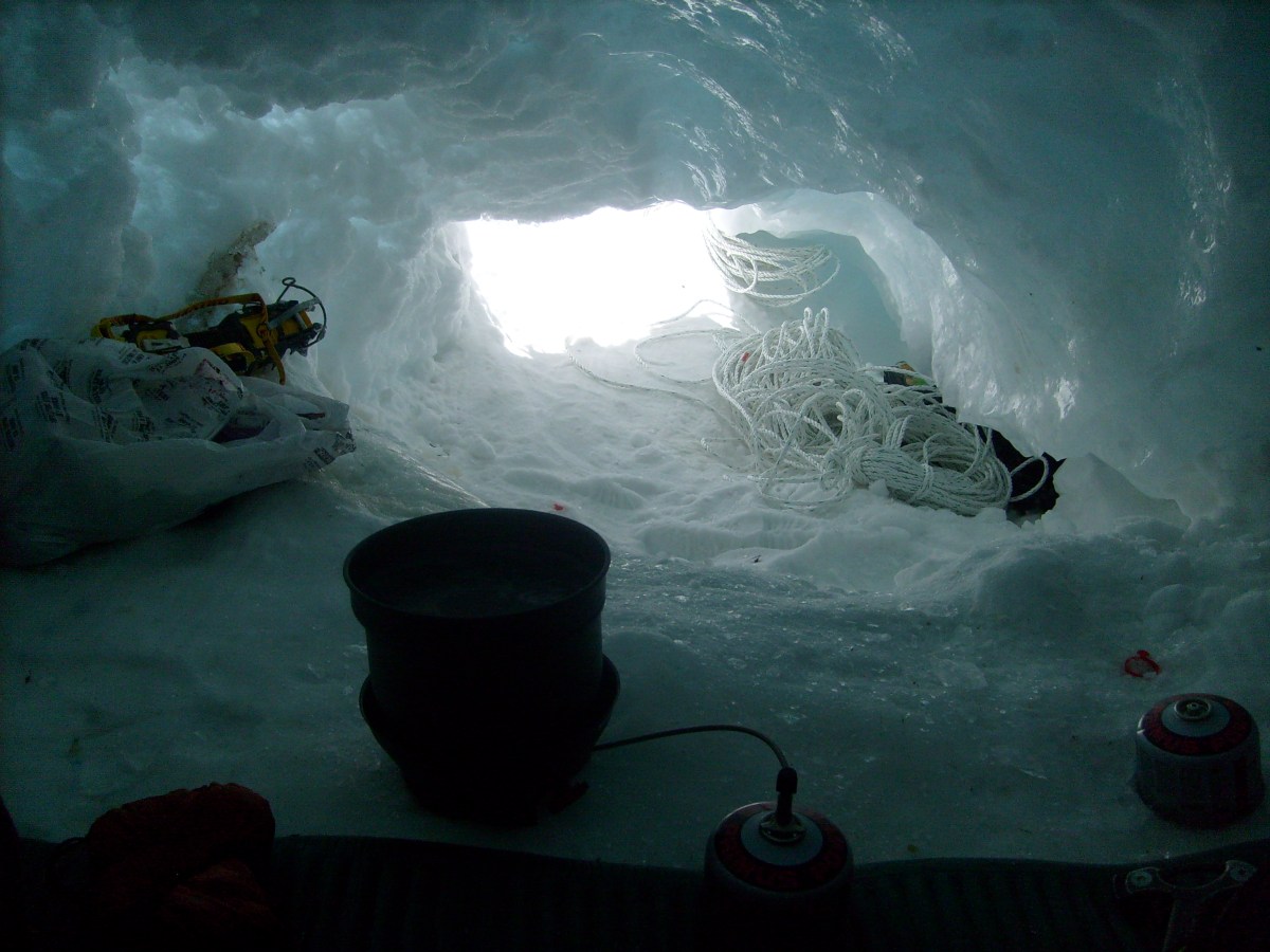 Наш Лагерь 2 в естественной ледовой пещере на 6500 / Our Camp 2 in natural ice cave at 6500