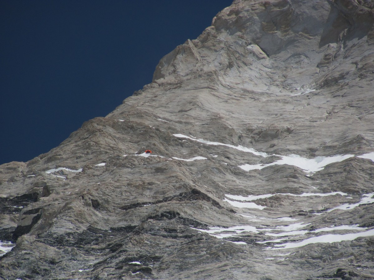 Вид на Лагерь 4 со стены выше Лагеря 3 / View towards Camp 4 from the face above Camp 3