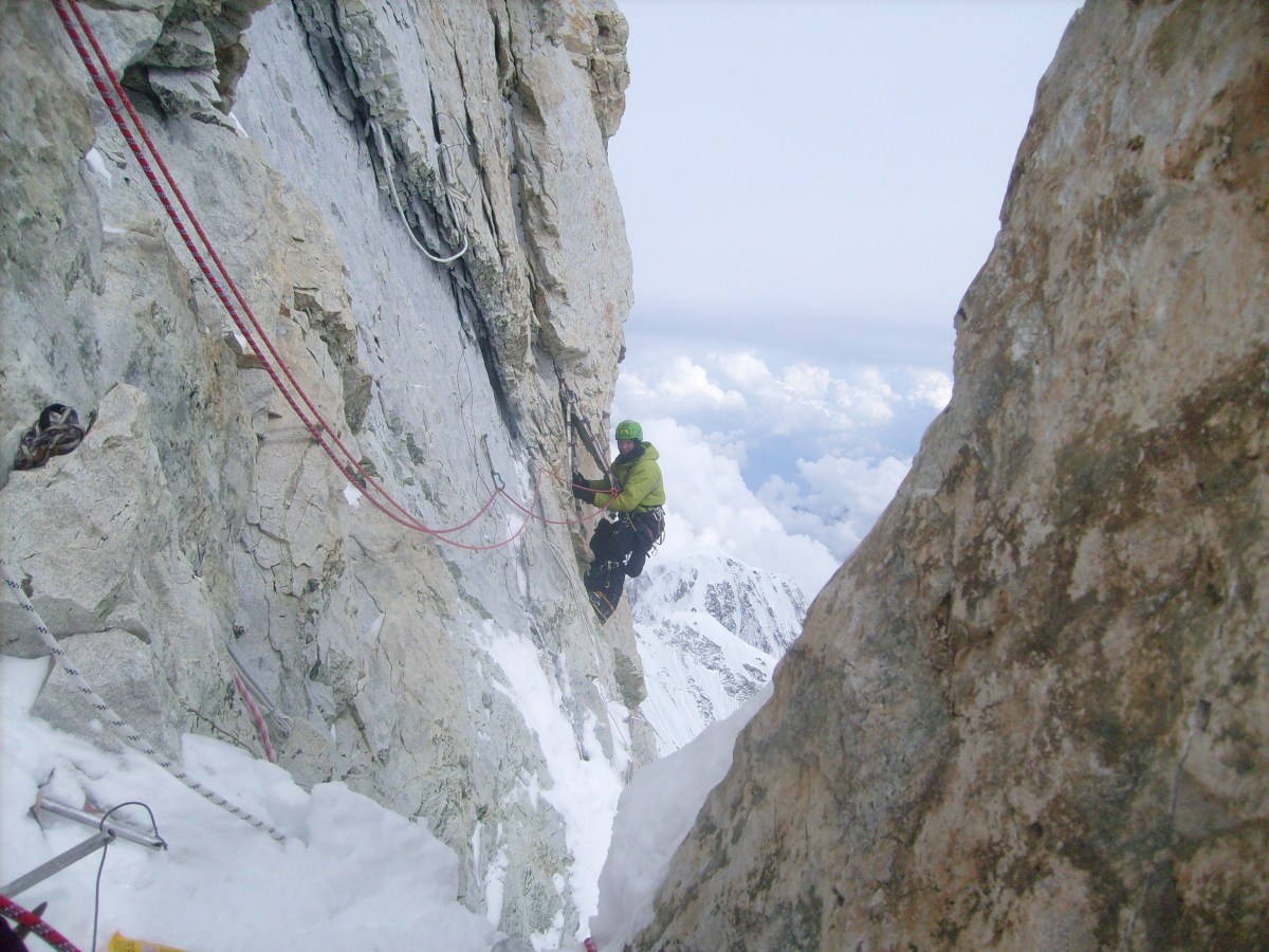 Александр Заколодний лезет ключевой участок на ребре Параго на высоте 7700 / Alexander Zakolodnyi leads the crux pitch of the Paragot pillar at 7700