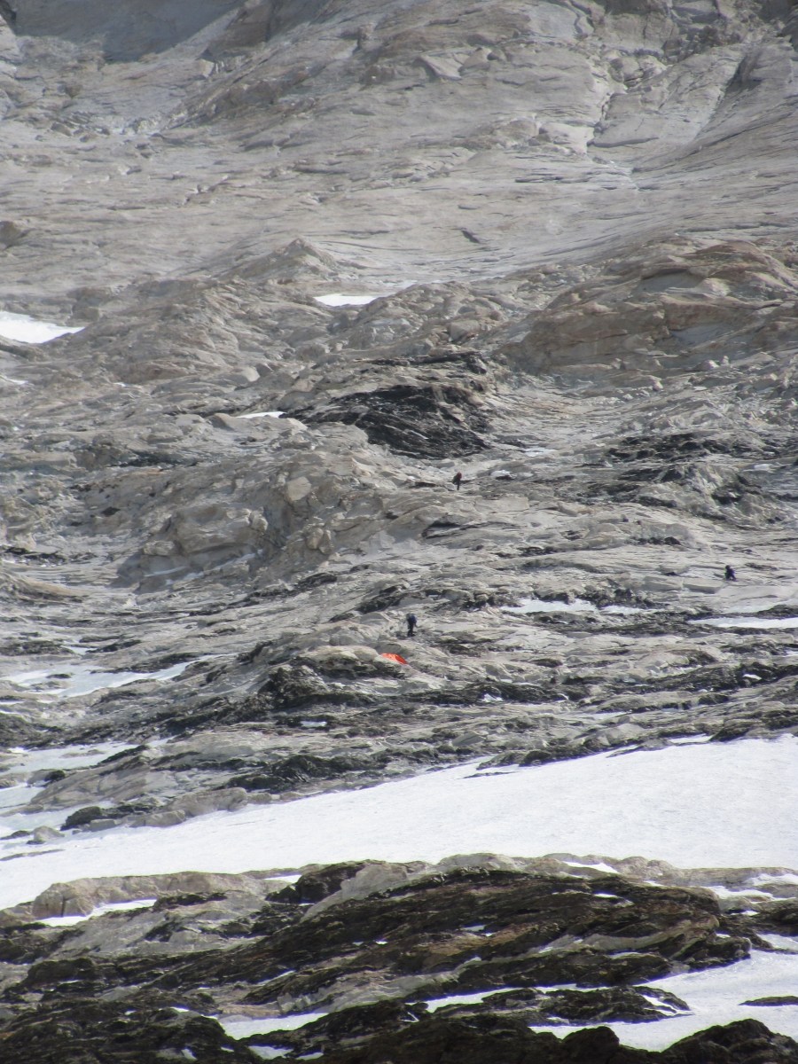 2 участников жумарят из Лагеря 3 / 2 team members climbing fixed ropes above Camp 3