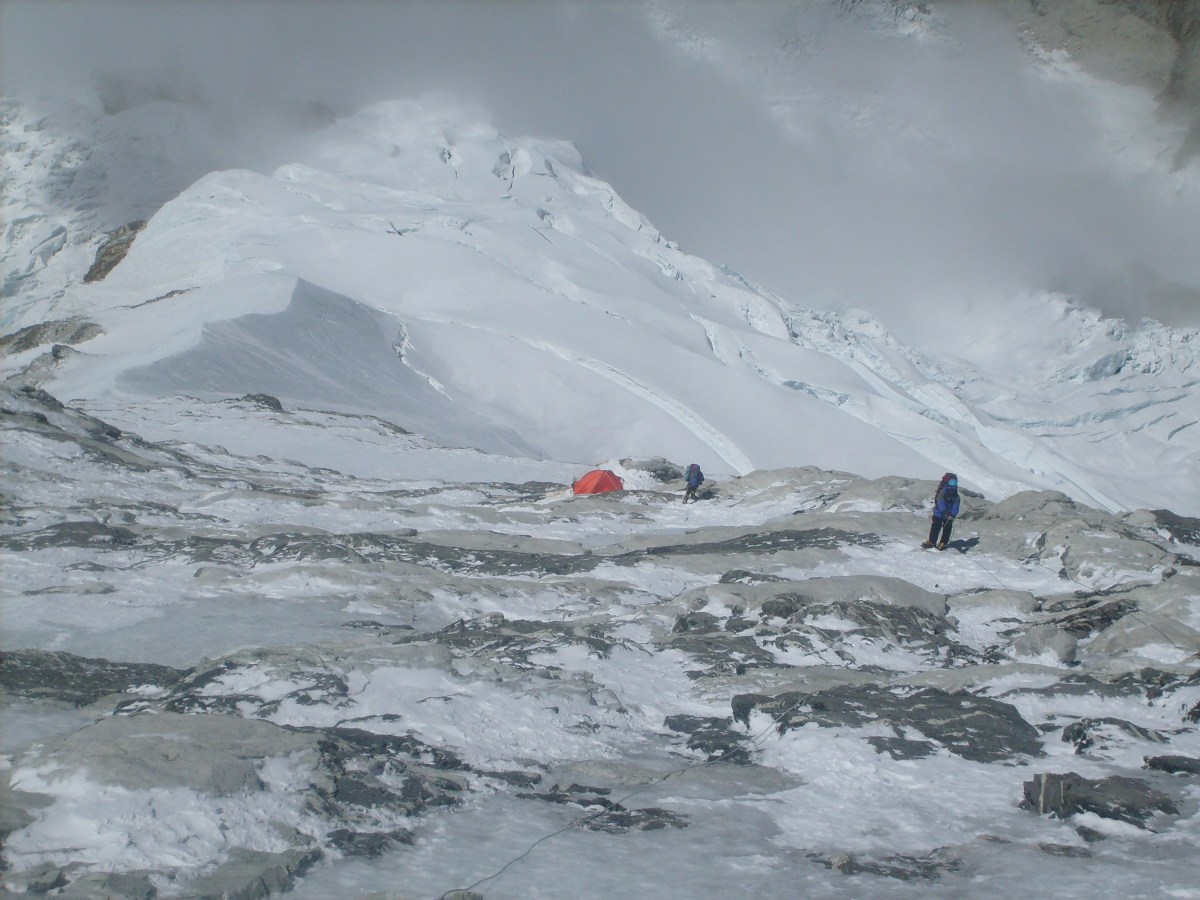 Участок маршрута на Ю-З стене. Внизу виден Лагерь 3. / Route on the SW face with Camp 3 far below.