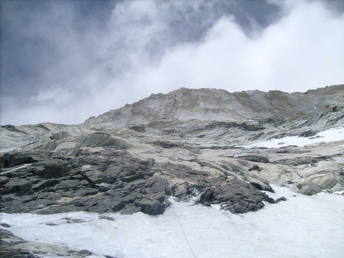Перильные веревки выше Лагеря 3 на ЮЗ стене / Fixed ropes on SW face above Camp 3