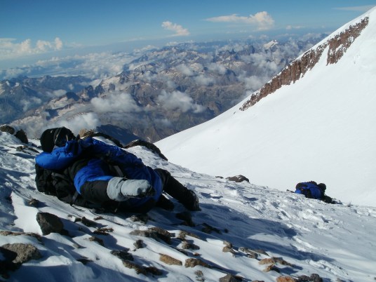 Суровое напоминание Эльбруса... Проходя мимо замёрзших тел на склоне, мысль о кажущейся простоте Эльбруса отступает сама собой