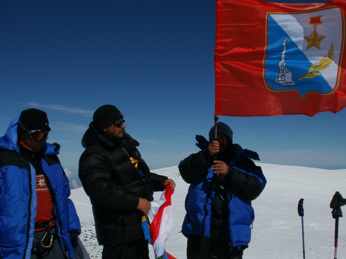 Флаг Севастополя на Восточной вершине Эльбруса