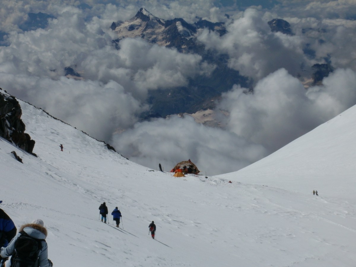 На спуске с Восточной вершины Эльбруса. На заднем плане - хижина/хоспис