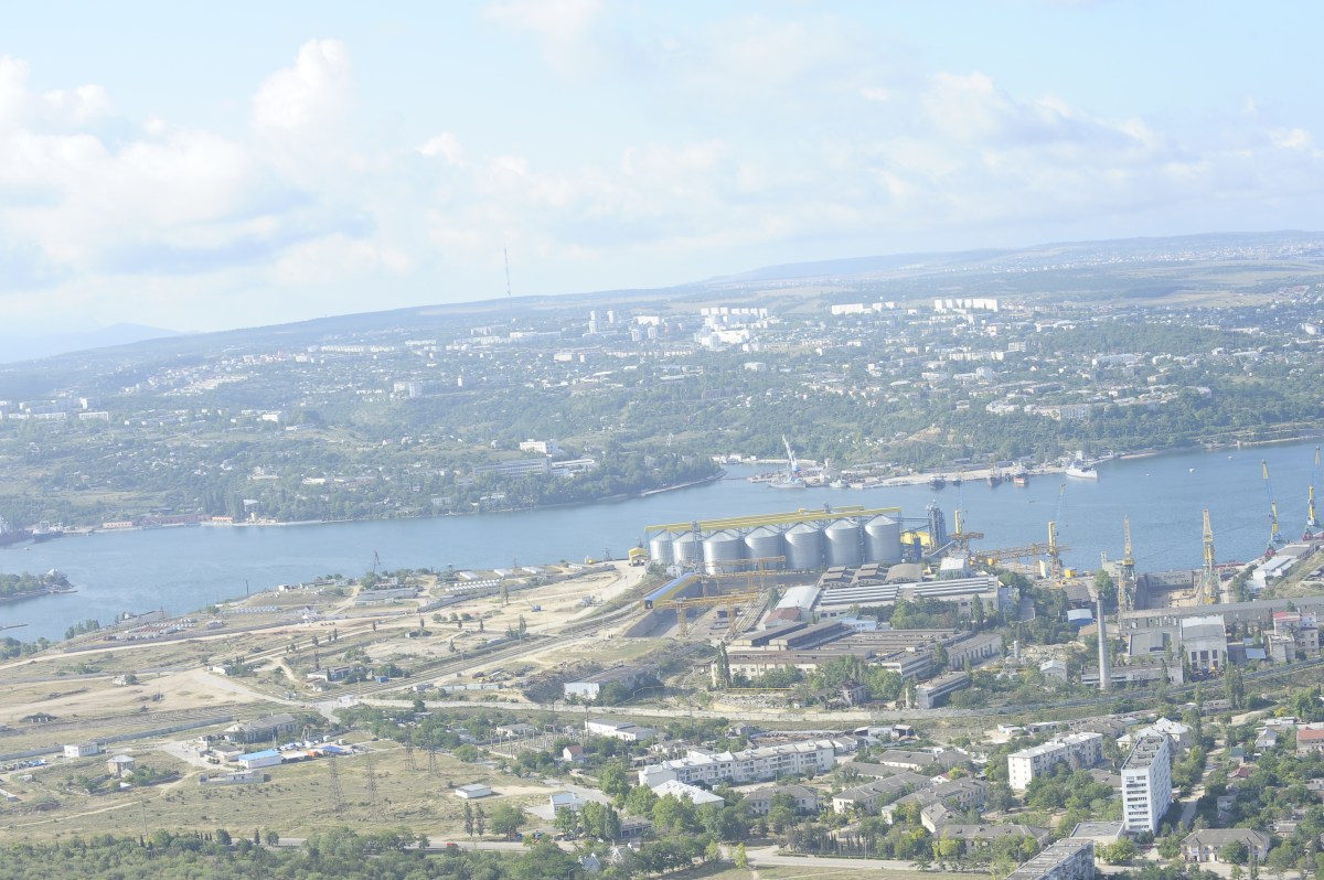 Авлита. Здесь хотят делать перевалку угля. Жилые дома расположены в 100 метрах