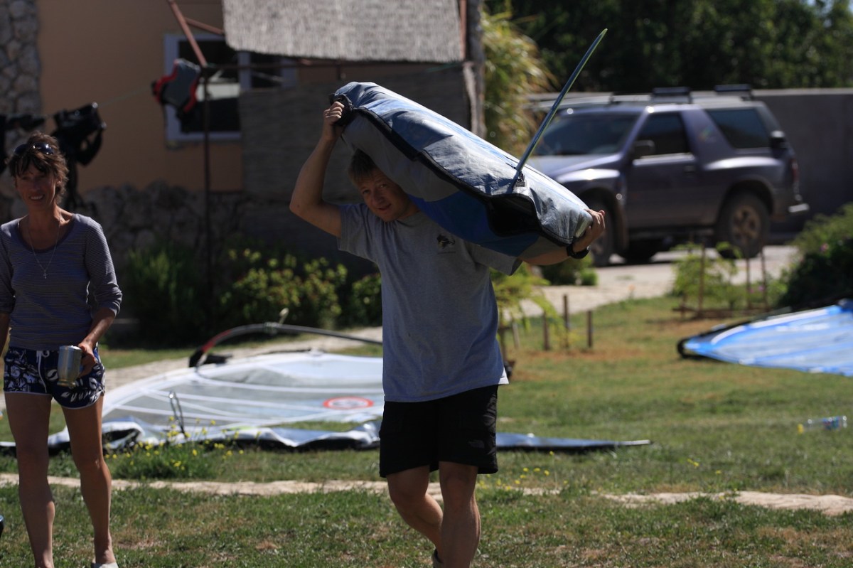 Приехали. Разгрузка в отеле "У Валеры", много звёзд