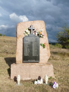 Пямятник жителям Лаки, сожженным вместе с селом 23 марта 1942 года