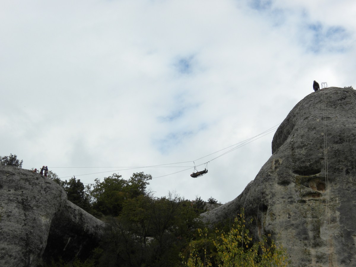 Команда Феодосии на этапе переправы покойника ногами вперёд