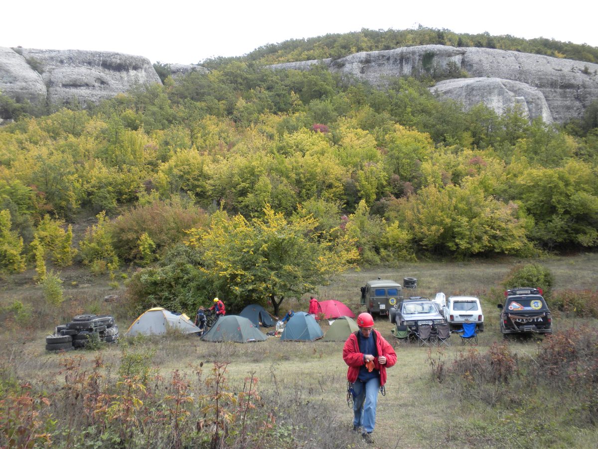 И. Кузьменко на фоне места стоянки нашей команды