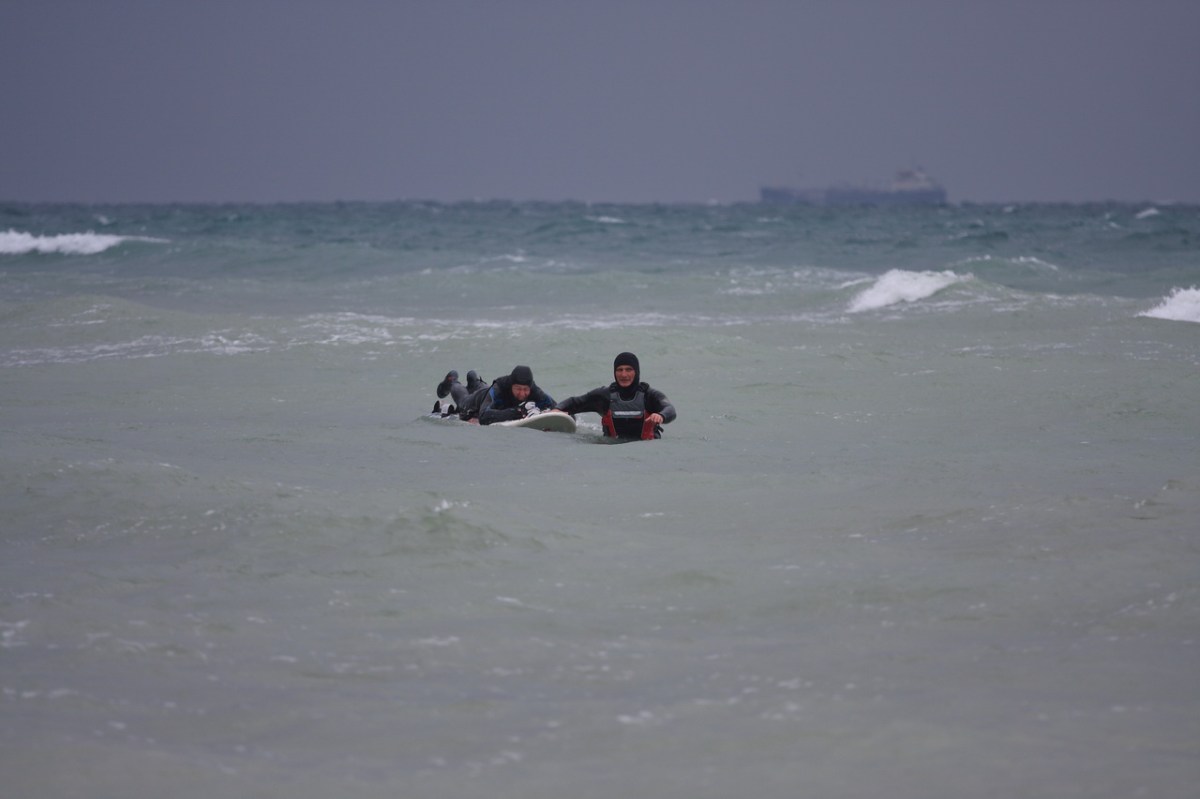 Спасатель Вова Литвин транспортирует пострадавшего Сашу Кузнецова к пляжу "Толстяк"