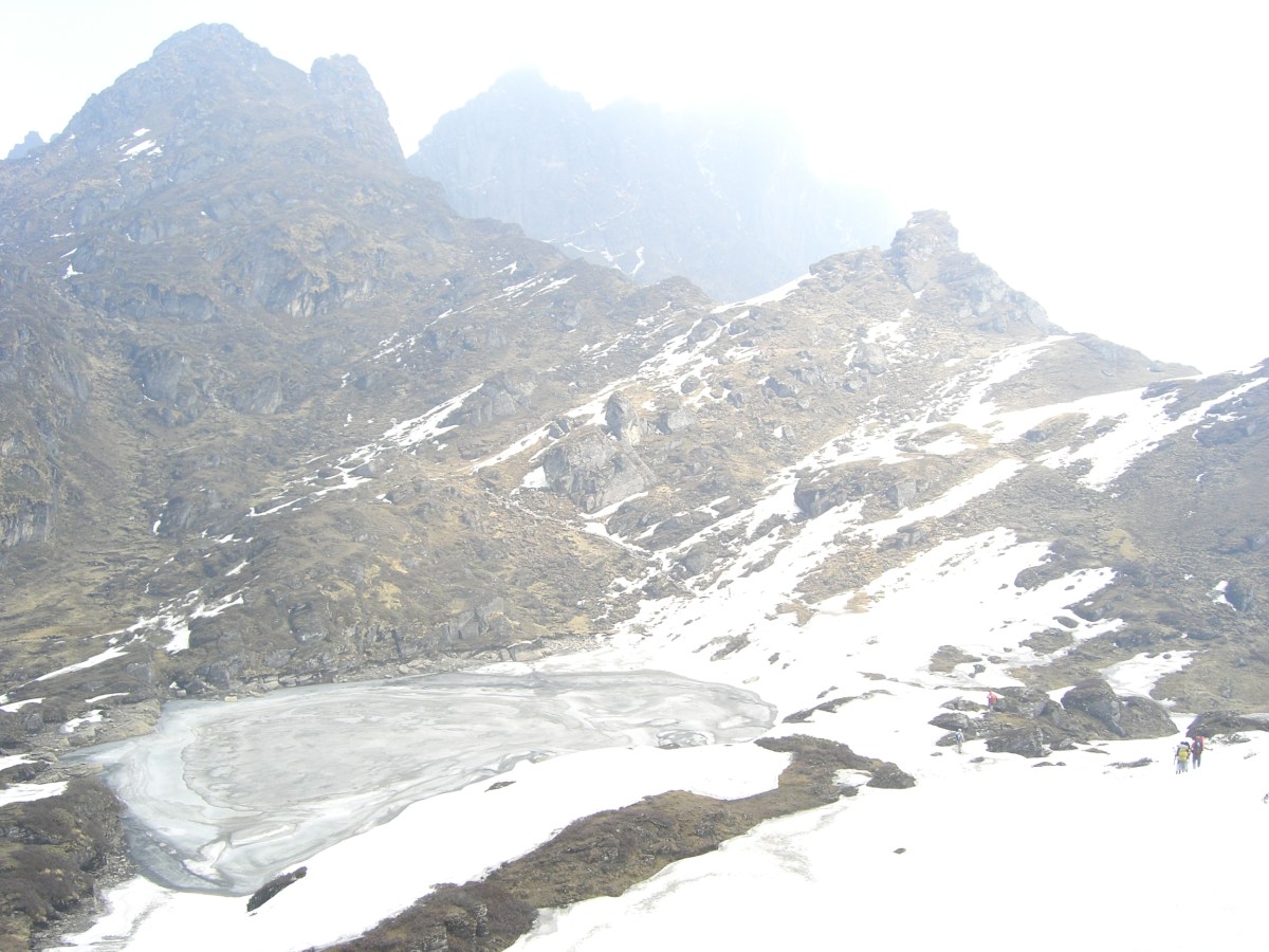 Тропа к перевалу Шиптона идёт через замёрзшие озёра