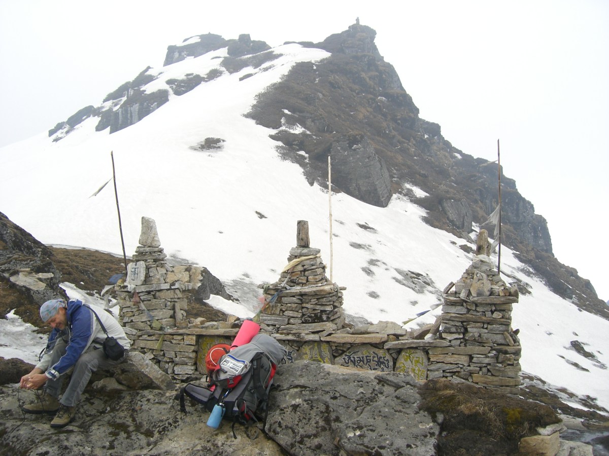 Врач команды Игорь Бондарь на перевале Шиптона