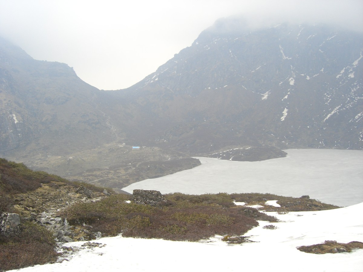 Двойной перевал Шиптона разделён котловиной с озером и лоджем