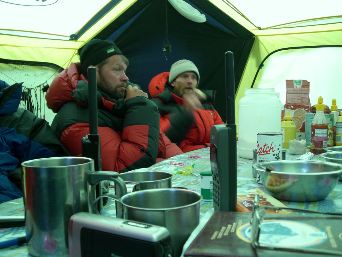 Павел Киричек и Юра Киличенко в кают-компании базового лагеря