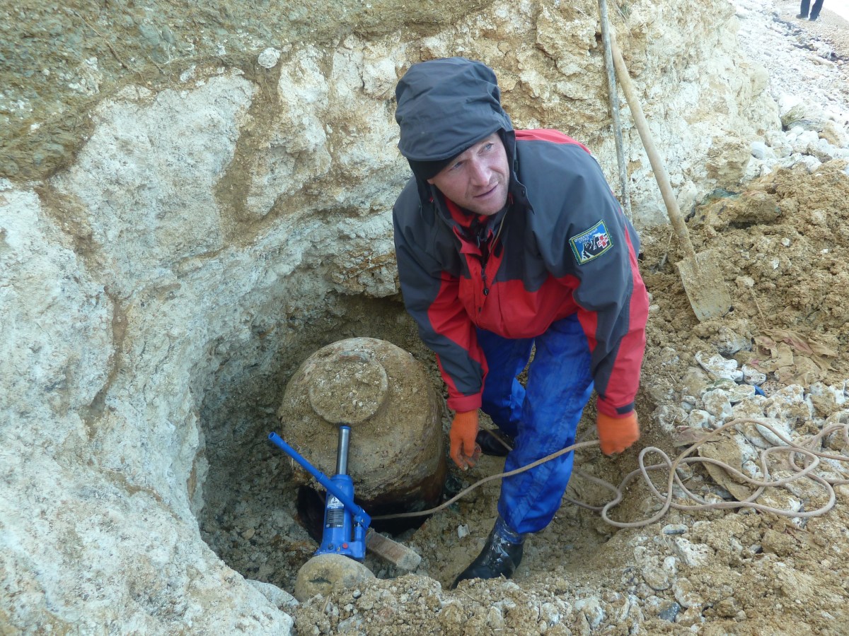 Александр Ступак достеёт бомбу на пляже "Толстяк"