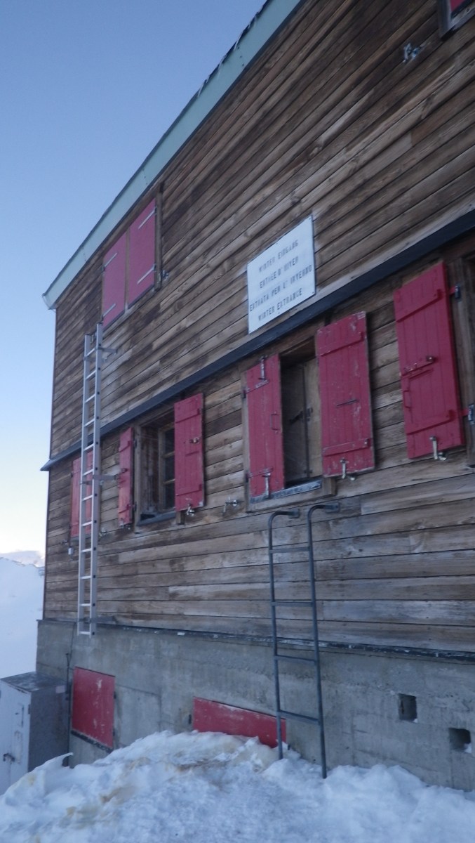 Зимний приют Хёрнли - гайдбук-тайм подхода к нему ~2 часа, но мы шли, затем лезли все 6 - по пояс в снегу.
