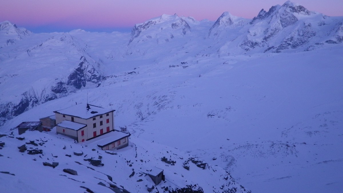 Приют Хернли на закате. На заднем плане массив Монте-Роза