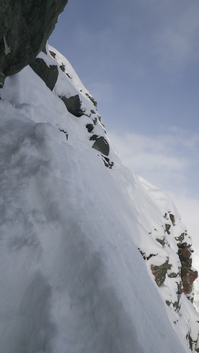 Летом здесь висят тросы и есть тропа - нам пришлось реально лезть, копая путь. Есть куда упасть..