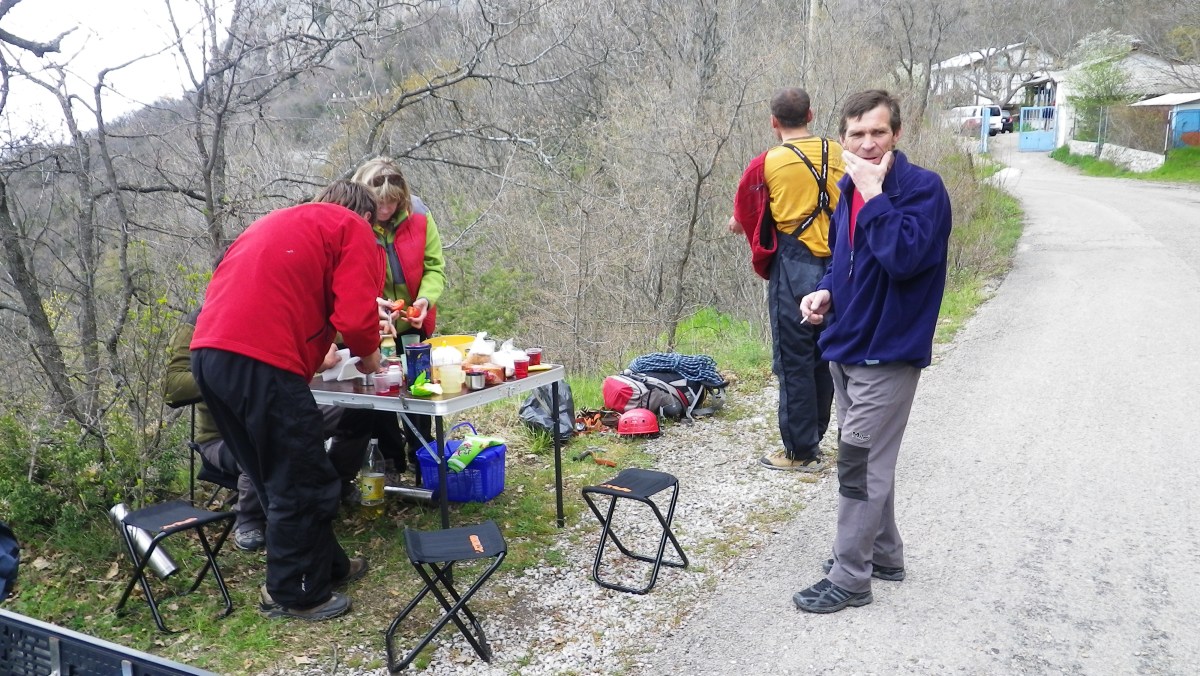 Участник соревнований А. Ярунов после прохождения маршрута "Классика" на Большом Кильсе говел вместе с судьями прямо на дороге