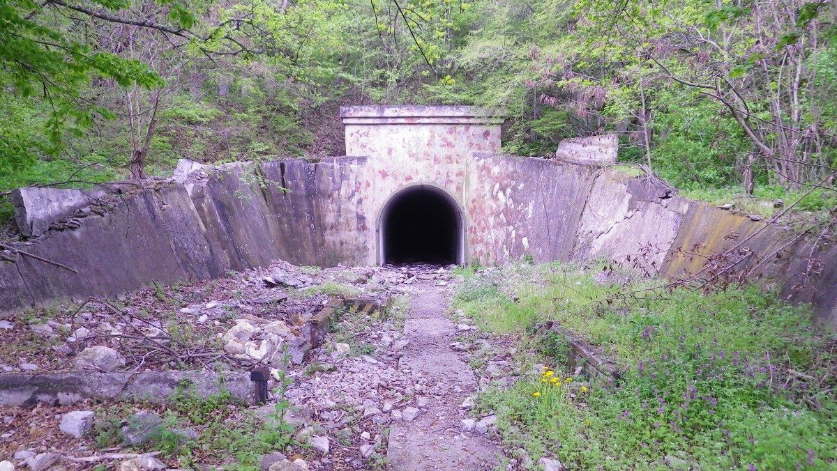 Вход в одну из многих разграбленных патерн в урочище Кизил-Таш. Здесь были склады оружия.