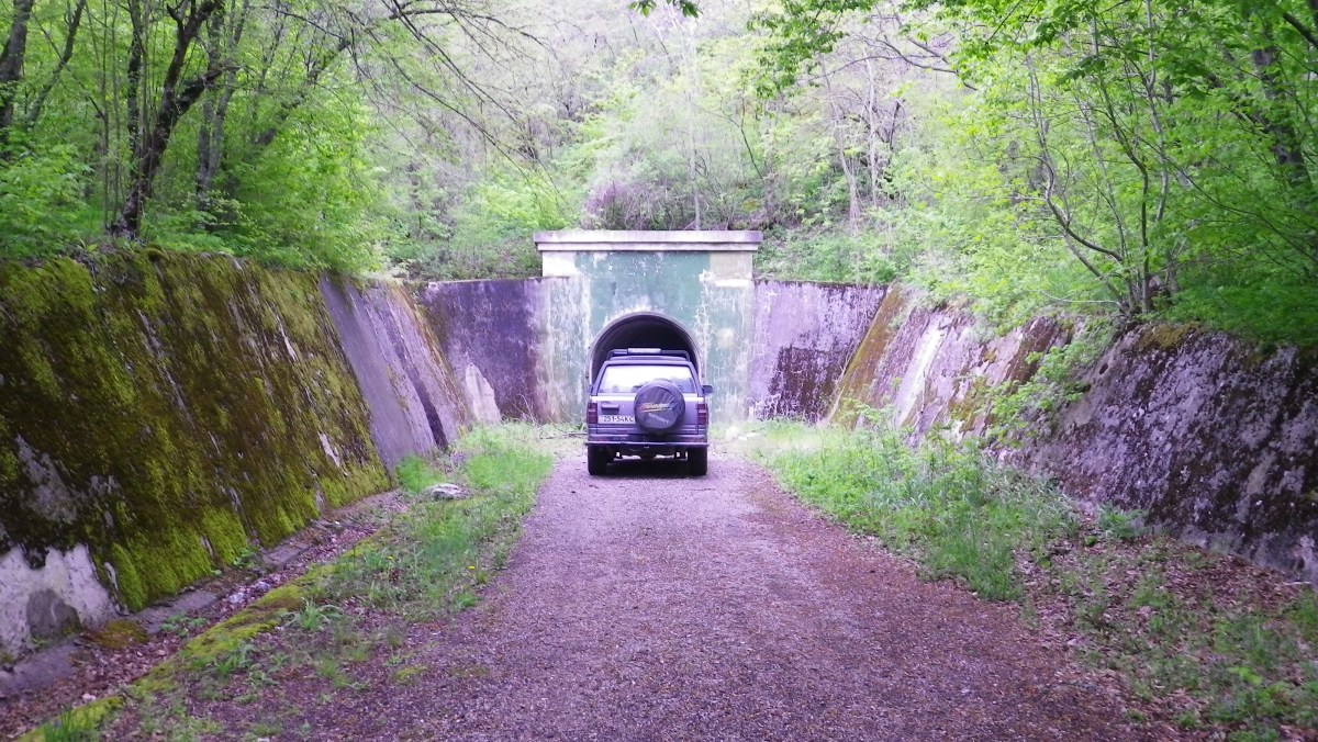 Эту патерну можно проехать насквозь на машине и выехать с другой стороны горы.