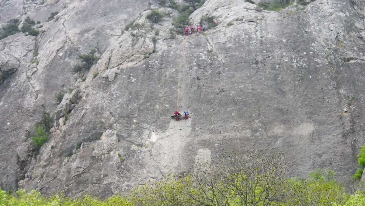 Команда ОО ГПСГ Севастополь поднимает условно пострадавшего в носилках.