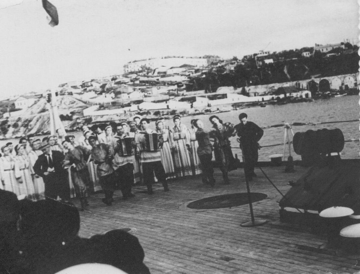 Концерт на линкоре "Новороссийск". На заднем плане - Апполоновка. Там в то время жила наша семья