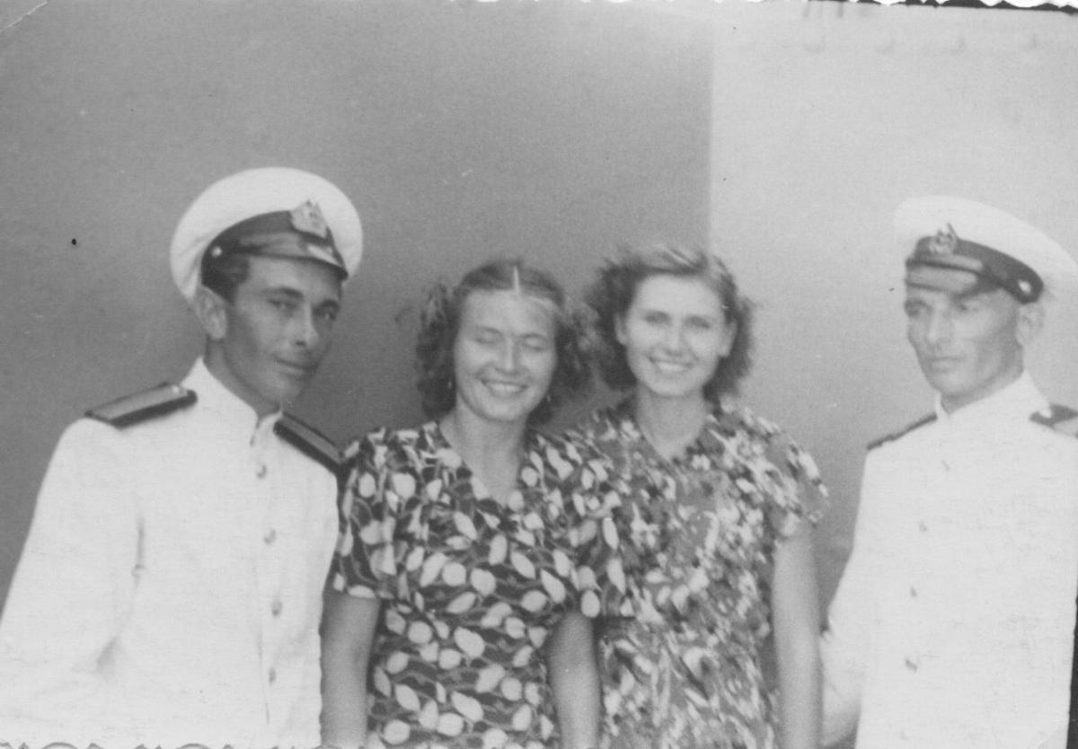 Слева мои дедушка и бабушка, справа - друг и коллега по службе на линкоре, А. Чучин с женой