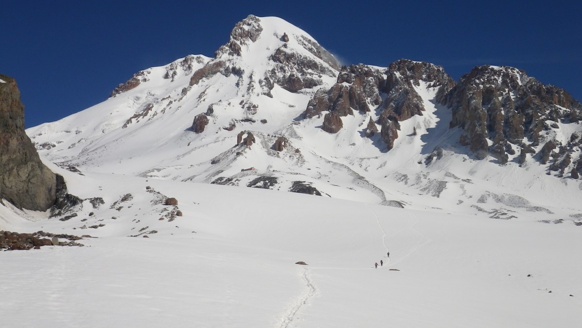 Пересечение Гергетского ледника. Вдали видно здание приюта Bethlemi (бывш. метеостанция)