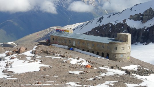 Bethlemi Hut - Вифлеемский приют - бывшая метеостанция. Высота 3653 метра