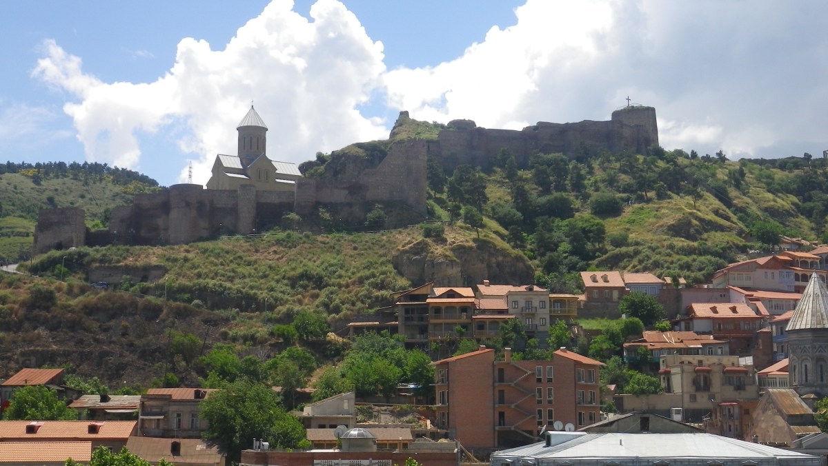 Крепость в центре Тбилиси. Видно, что стены достраивались в разное время
