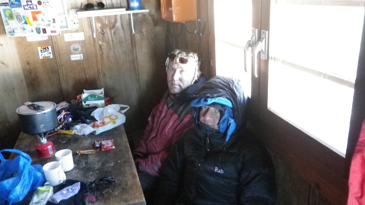 Замороженные Юра и Володя после спуска с вершины
