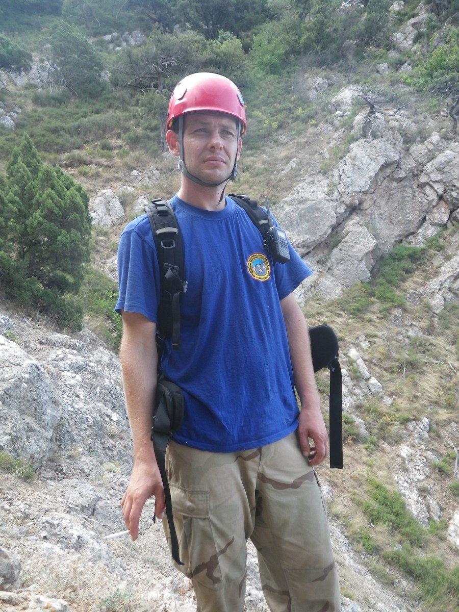 Виктор Тарасов курит и вынашивает план осуществления операции по спасению