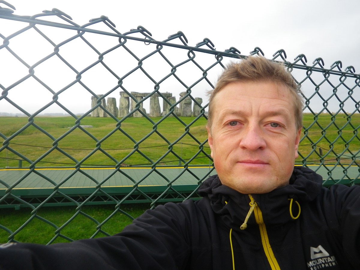 За забором - объект незавершённого строительства Stonehendge (Стоунхендж)