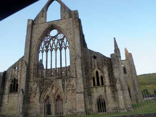 Tintern Abbey, 11 век Tintern Abbey, 11 век