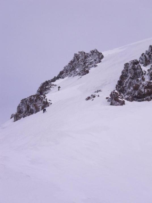 Спуск с вершины на седловину. 1 дюльфер, далее каждый за себя.
