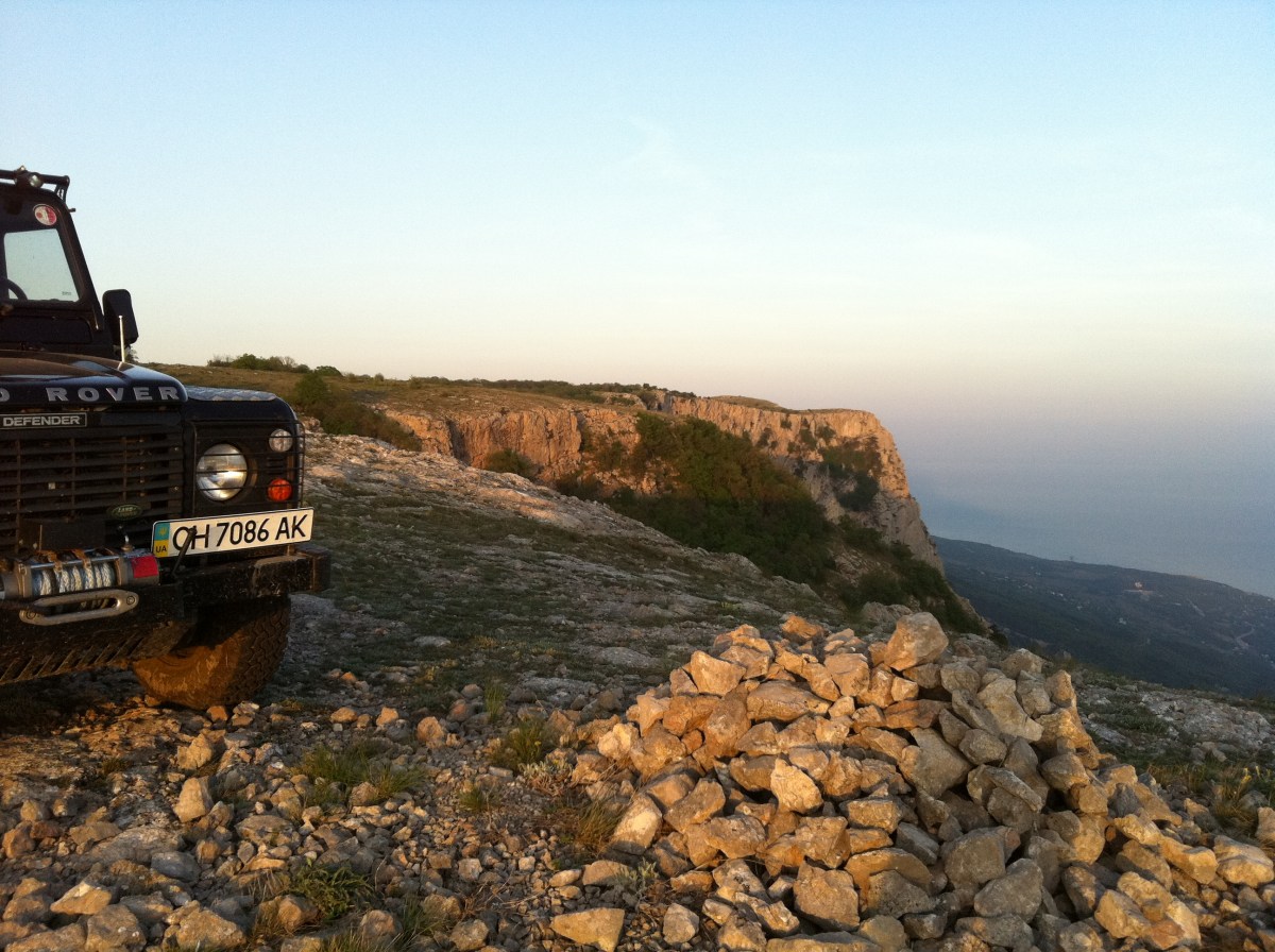 На заднем плане вершина массива "Треугольник"
