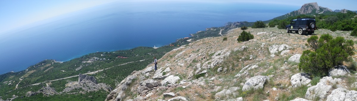 Над выходом с маршрута "Дырка" 2 к.с., Челеби. Внизу видна скала "Парус"