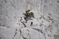 На третьей верёвке подряд было забито 3 болта. Справа и слева есть возможность застраховаться в щелях