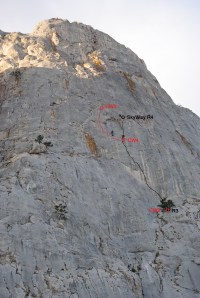 Belay СW5 was placed in the middle of pitch R3-R4 маршрута SkyWay